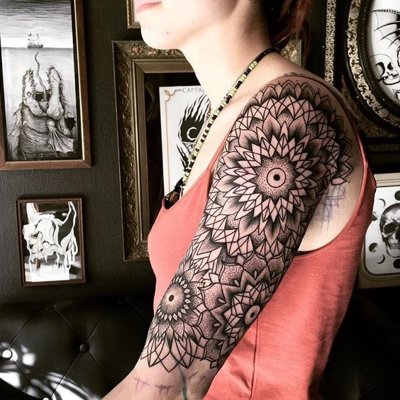  Tatouage mandala sur l'épaule et le haut du bras